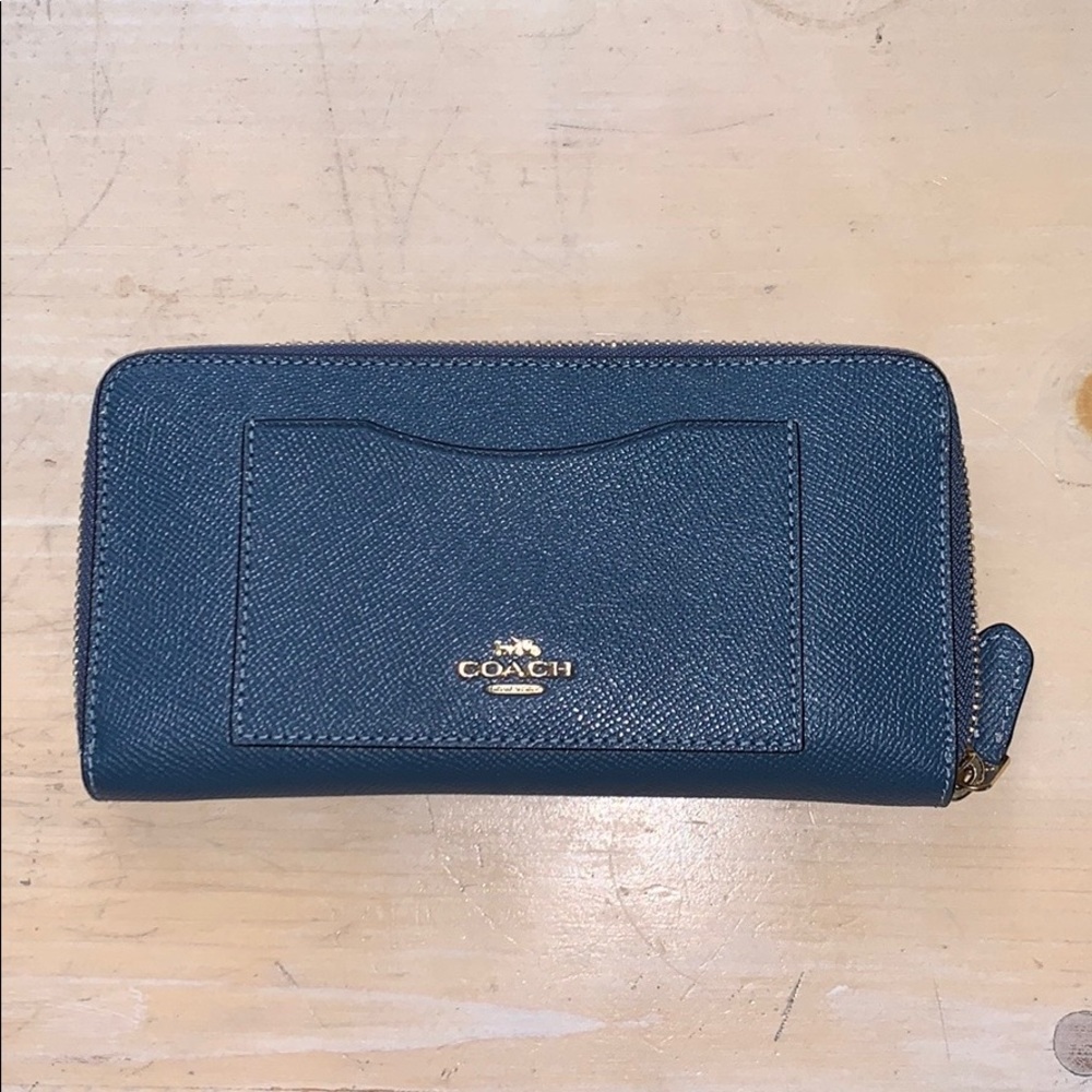 coach clutch wallet